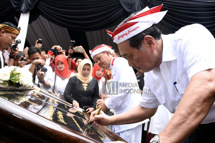 Menteri Koordinator (Menko) Maritim Luhut Binsar Panjaitan membubuhi tandatangan saat peresmian Bale Panyawangan Diorama Nusantara milik Pemkab Purwakarta.