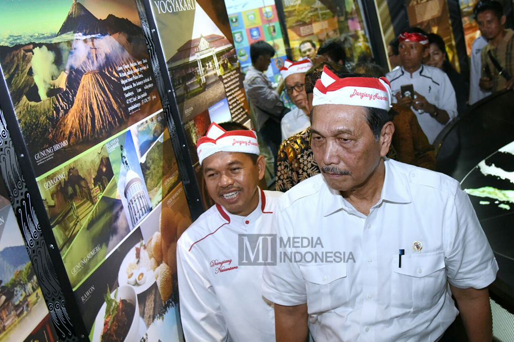 Luhut ditemani Bupati Purwakarta Dedi Mulyadi berkeliling melihat museum digital tersebut.