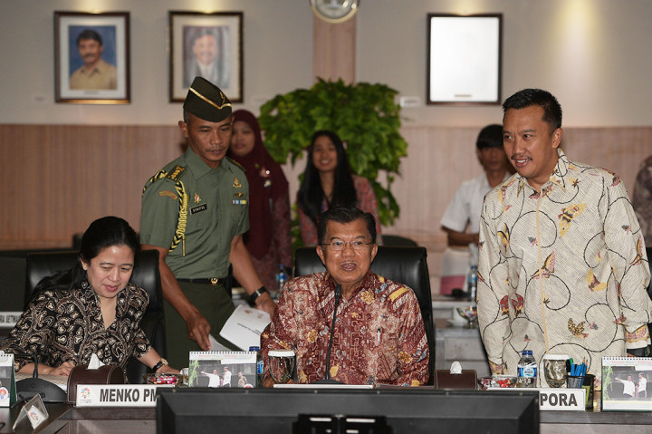Wakil Presiden Jusuf Kalla (tengah) didampingi Menteri Koordinasi Pembangunan Manusia dan Kebudayaan (Menko PMK) Puan Maharani (kiri) dan Menteri Pemuda dan Olahraga Imam Nahrawi mengikuti rapat Asian Games 2018. 