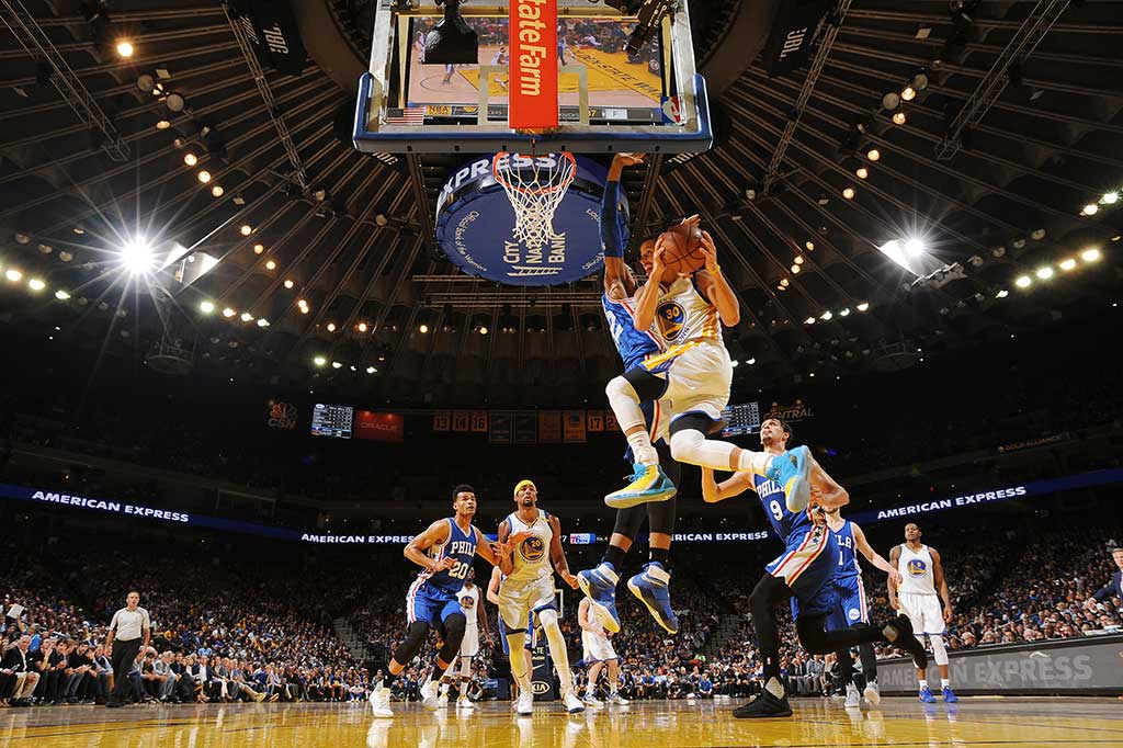 Stephen Curry yang berulang tahun ke-29 pada 14 Maret, mencetak 29 poin untuk membawa Golden State Warriors menghentikan tiga kekalahan beruntun mereka, Rabu.