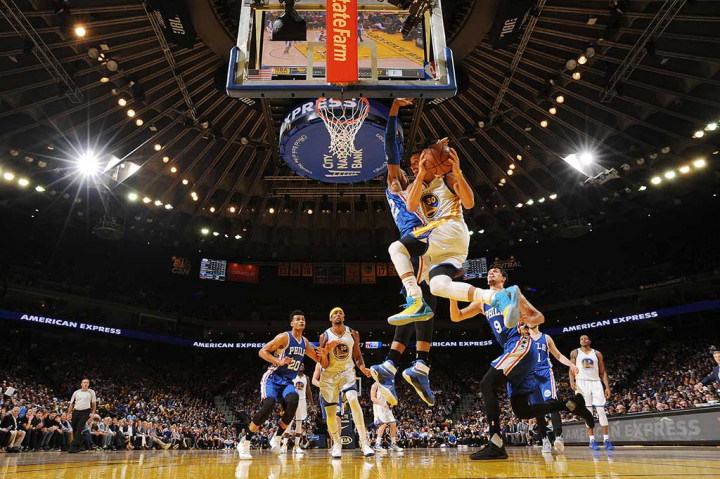 Stephen Curry yang berulang tahun ke-29 pada 14 Maret, mencetak 29 poin untuk membawa Golden State Warriors menghentikan tiga kekalahan beruntun mereka, Rabu.