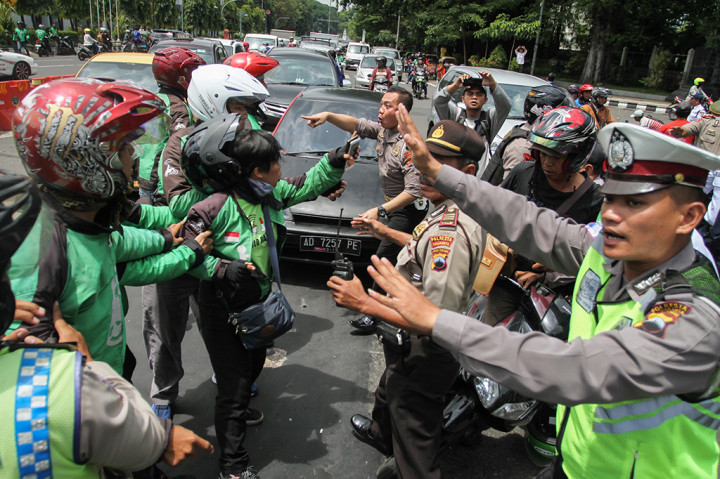 Bentrokan antara sopir taksi dengan pengemudi Go-jek tersebut juga menyebabkan kelompok ojek online berkumpul hingga ratusan orang, di kawasan Jalan Slamet Riyadi Purwotomo.