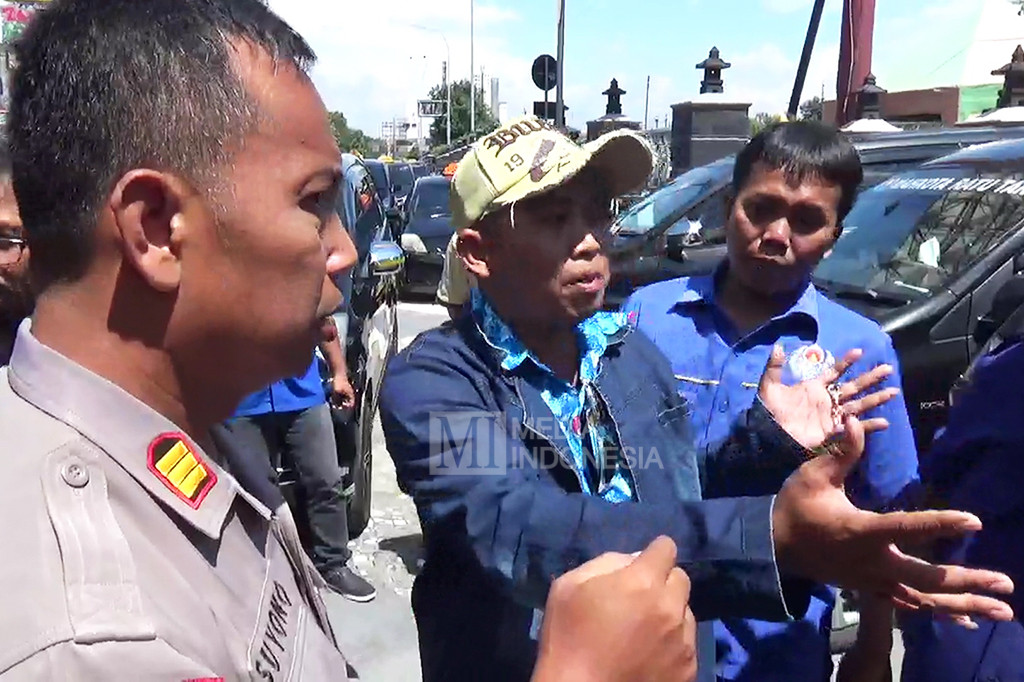 Beruntung kesigapan petugas polisi yang ada di kawasan Stasiun Purwosari, membuat benturan fisik tidak meluas.
