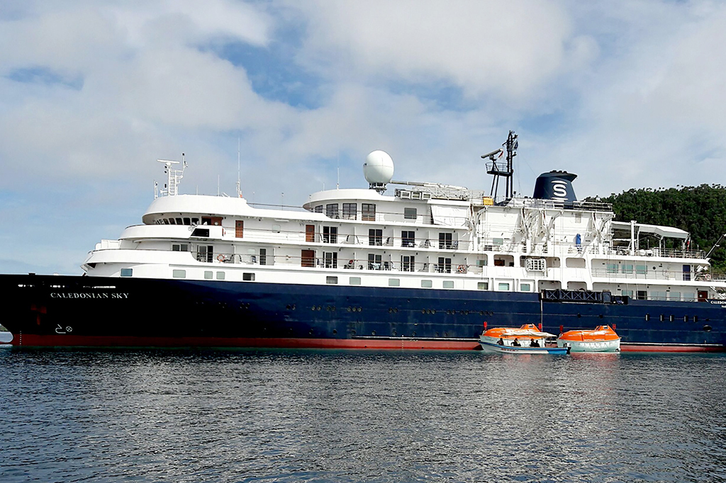 Saat ini, kapal pesiar Inggris MV Caledonian Sky berada di perairan Filipina.
