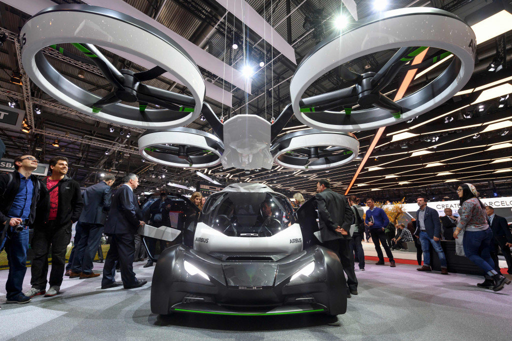 Airbus memajang purwarupa Pop.Up yang merupakan sebuah konsep city car dengan kemampuan VTOL (Vertikal Take Off and Landing) layaknya helikopter. Dirancang sebagai taxi untuk menjawab kebutuhan mobilitas di perkotaan padat dan macet lalu lintasnya. AFP Photo/FABRICE COFFRINI