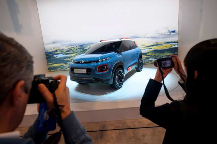 Citroen memajang purwarupa C-Aircross. Mobil crossover ini rencananya akan mulai diproduksi dan dijual secara massal pada 2018 mendatang. Satu dekade terakhir crossover menjadi model yang kian dicari menyusul larisnya SUV. AFP PHOTO / Fabrice COFFRINI