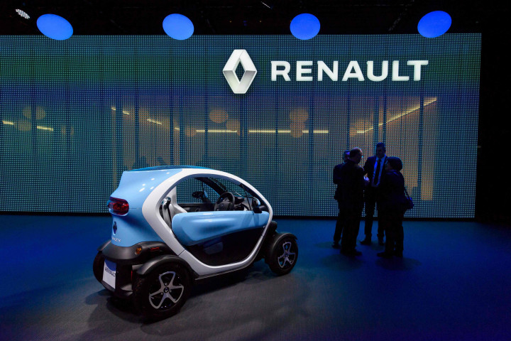 Beberapa staf Renault berbincang di samping Twizy. Mobil listrik untuk satu orang penumpang ini cocok sebagai moda transportasi personal jarak pendek.  AFP Photo/FABRICE COFFRINI
