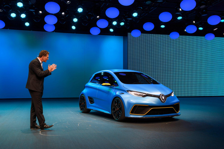 Renault juga menghadirkan Zoe e-Sport. Sebuah city car concept bertenaga listrik yang direncanakan mulai diproduksi massal kurang dari tiga tahun ke depan. AFP PHOTO / Fabrice COFFRINI