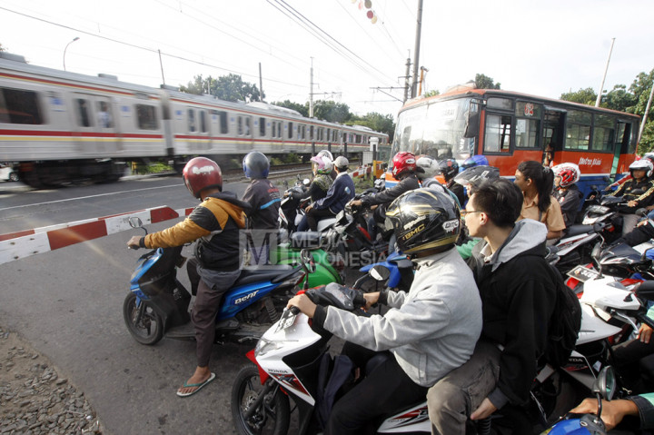 Penutupan empat perlintasan sebidang itu akan dilakukan Mei 2017. Empat perlintasan tersebut yaitu perlintasan Jalan Pasar Minggu, Jalan Pejompongan I, perlintasan Jalan TB Simatupang dan perlintasan Pondok Kopi/Penggilingan.