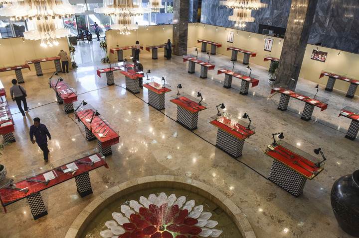 Sejumlah keris dipajang dalam Pameran dan Bursa Keris Nasional di lobi Gedung Nusantara DPR, Senayan, Jakarta.
