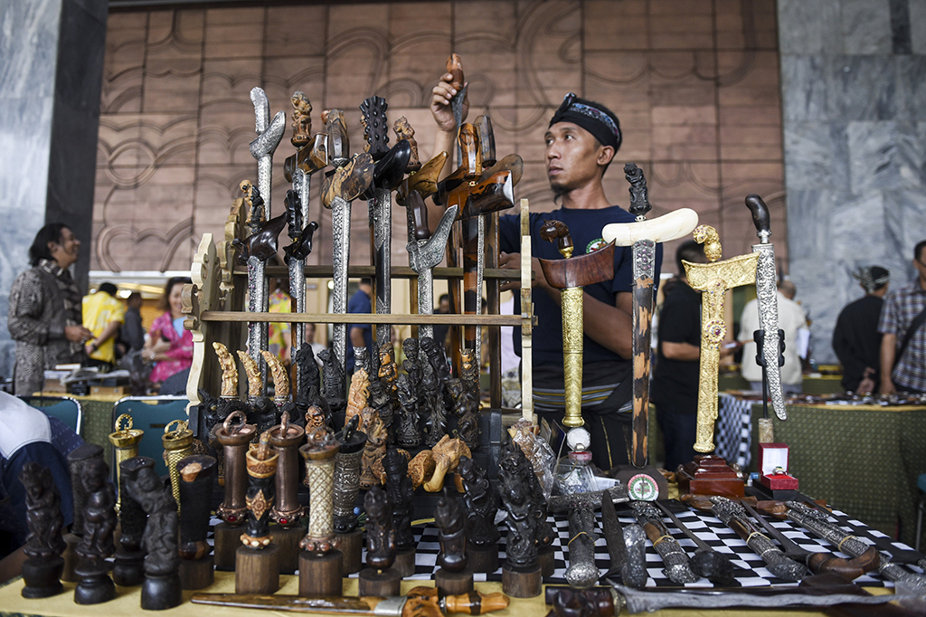 Pameran keris bertajuk Pesona Keris Bali dan Lombak tersebut menghadirkan ratusan koleksi keris abad ke-14 sampai abad ke-16, dan akan berlangsung hingga 17 Maret 2017 mendatang.