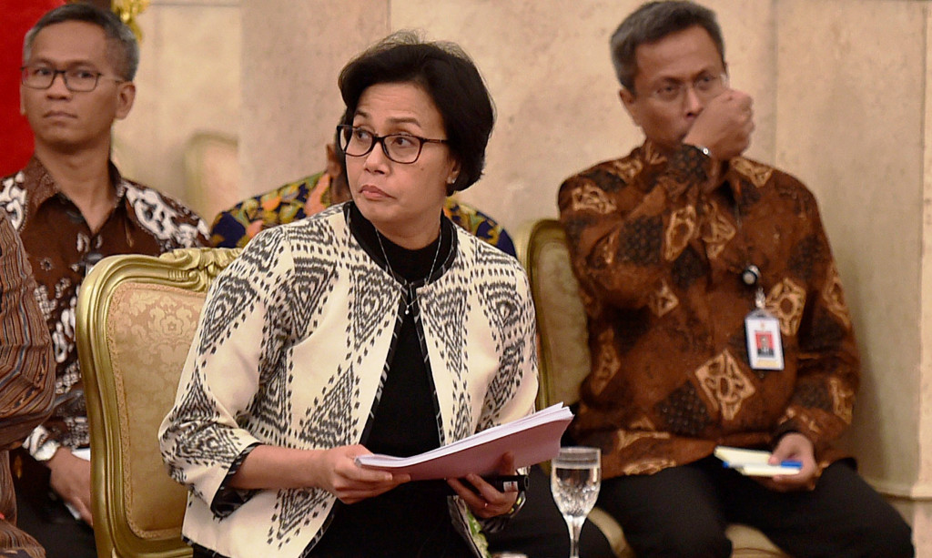 Menkeu Sri Mulayani menyimak arahan dari Presiden Jokowi yang menargetkan pertumbuhan ekonomi nasional pada 2018 minimal sebesar 6,1 persen.