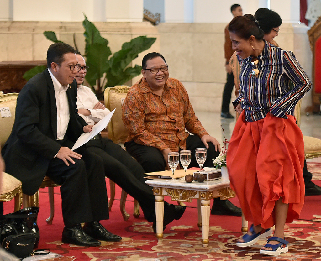 Menteri Susi Pudjiasatuti 'memamerkan' sepatu sandal birunya kepada Menag Lukman Hakim Saifuddin, Menaker Hanif Dhakiri dan Menkop UKM Anak Agung Gede Ngurah Puspayoga. Rapat berlangsung di Istana Negara, Jl Veteran, Jakarta. 