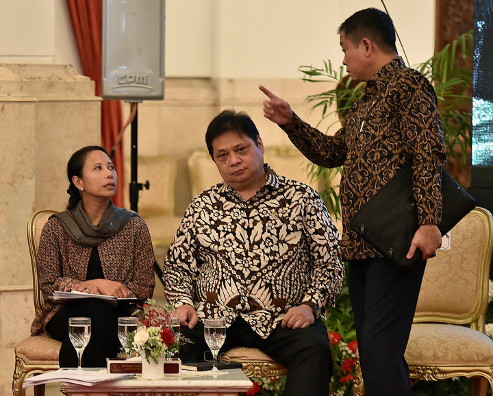 Sementara itu Menteri ESDM Ignatius Jonan, Menteri PPN/Kepala Bappenas Bambang Brodjonegoro, Menteri BUMN Rini Sumarmo dan Menperin Airlangga Hartato terlibat pembicaraan serius.