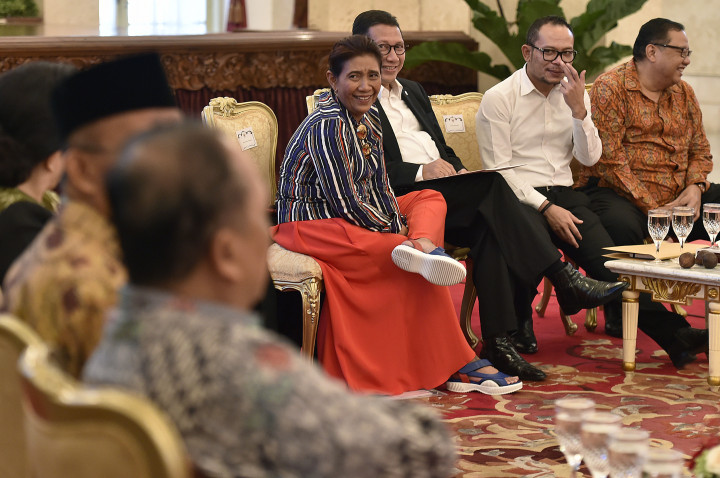 Sesuai karakternya yang spontan, bila dibandingkan menteri lain maka kostum Menteri Susi yang warna-warni terhitung paling casual. 