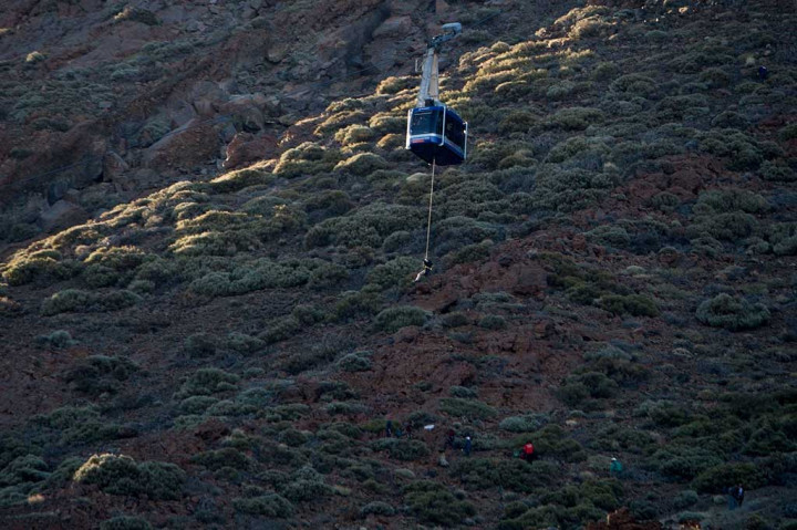 Wisatawan yang terperangkap di kereta gantung dievakuasi dengan tali di Gunung El Teide, Taman Nasional El Teide, Pulau Canary, Tenerife, Spanyol, Rabu.