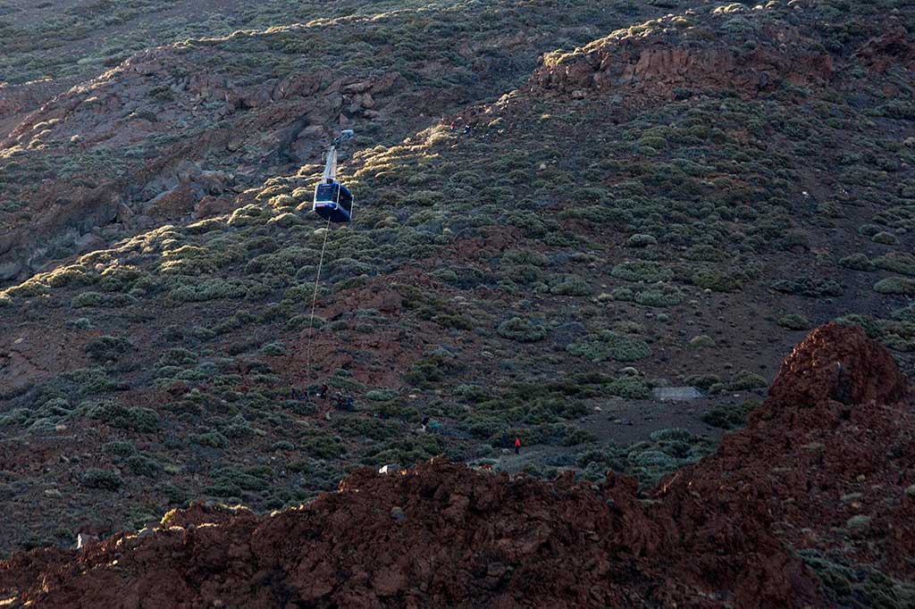 Puluhan wisatawan terperangkap di dua kereta gantung saat menuju puncak Gunung El Teide (3.718 meter).
