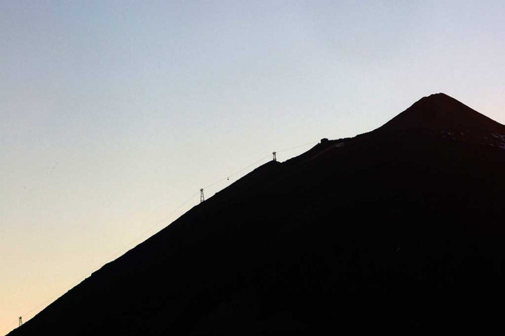 Belum diketahui penyebab macetnya kabel untuk menarik kereta gantung tersebut.