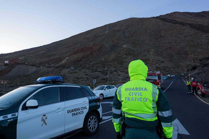 Aparat keamanan berjaga-jaga di lereng Gunung El Teide.