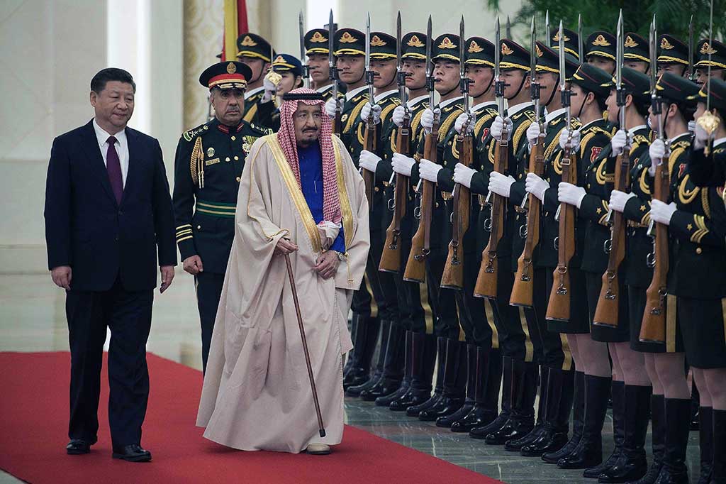 Raja Arab Saudi Salman bin Abdulaziz al-Saud didampingi Presiden Tiongkok Xi Jinping melakukan pemeriksaan pasukan kehormatan selama upacara kenegaraan di Balai Agung Rakyat, Beijing, Tiongkok, Kamis (16/3/2017).