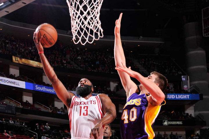 Sementara itu James Harden mencetak 17 triple-doubel nya musim ini dengan 18 poin, 12 rebound, dan 13 assist.