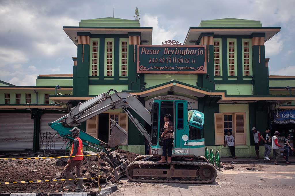 Pekerja menyelesaikan revitalisasi jalur pedestrian di depan Pasar Beringharjo, Yogyakarta, Kamis (16/3/2017).