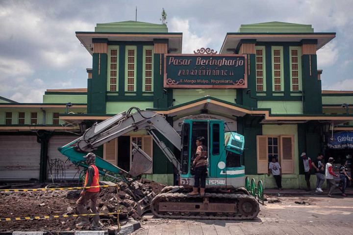 Pekerja menyelesaikan revitalisasi jalur pedestrian di depan Pasar Beringharjo, Yogyakarta, Kamis (16/3/2017).