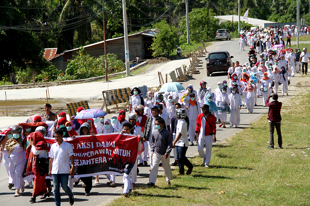 Ratusan perawat mendatangi kantor DPRD Provinsi dan kantor Gubernur, Mamuju, Sulawesi Barat.