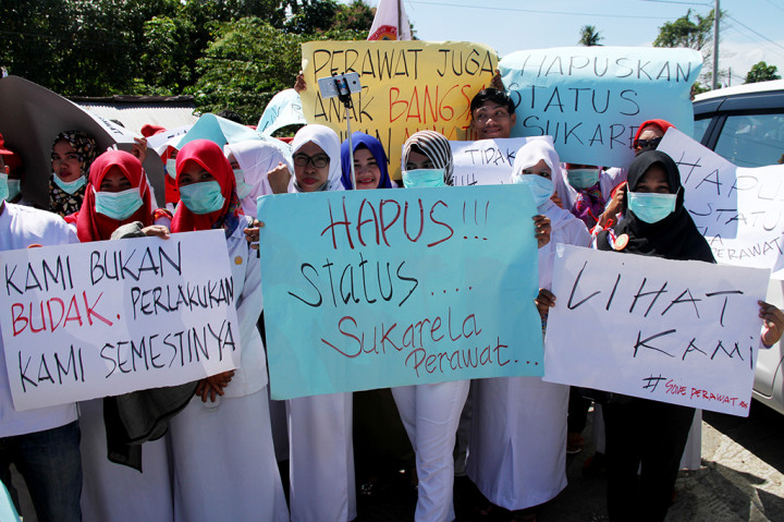 Mereka menuntut pemerintah memperhatikan nasib honorer Perawat dan tenaga kerja sukarela yang bekerja di lingkungan pelayanan kesehatan untuk diperlakukan yang sama seperti tenaga honorer Bidan dan tenaga medis yang diangkat menjadi PNS sesuai UU Aparatur Sipil Negara.