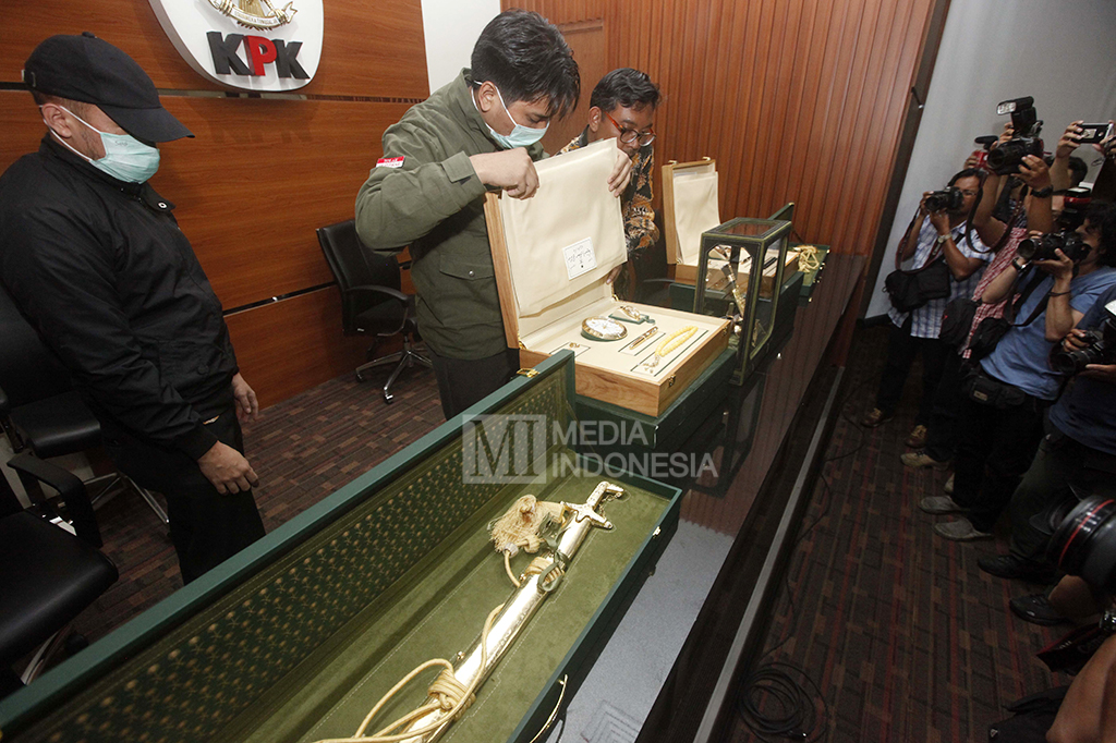 Dua pedang emas, sebuah belati, sebuah jam tangan Rolex Sky Dweller,  satu jam meja Rolex.