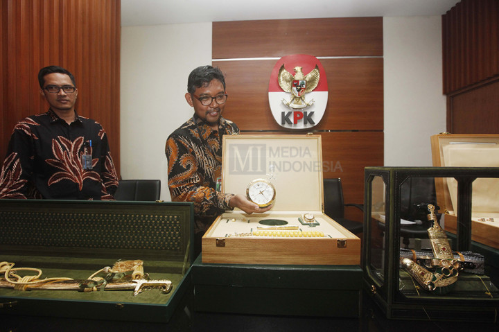 Juga ada sepasang manset emas merk Chopard, satu ballpoint emas Chopard dan seuntai tasbih.