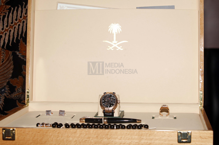 Satu set aksesoris terdiri dari satu jam tangan mouawad grande ellipse, satu buah cincin emas 18 karat bertahta satu buah princess cut diamond dan 16 buah white fiamonds 1.395cts, satu buah pasang manset bertahta emas satu princess cut diamonds 2.130cts dan 32 white diamonds, satu buah ballpoint merk mouwad, satu tasbih berwarna hitam.