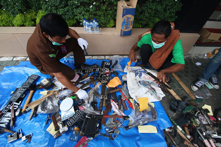 Sejumlah barang bukti persidangan diperlihatkan saat pemusnahan barang bukti persidangan di Kejaksaan Negeri Jakarta Utara, Kamis (16/3). 