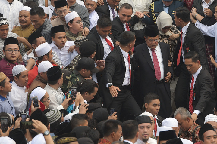 Wakil Presiden Jusuf Kalla (kedua kanan) berjalan usai mensalatkan jenazah KH Hasyim Muzadi di Masjid Al-Hikam.  