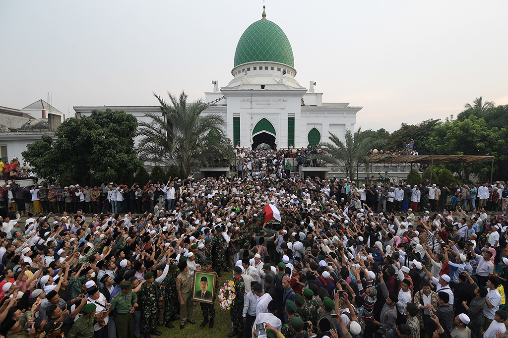 Prajurit TNI menggotong peti jenazah KH Hasyim Muzadi untuk dimakamkan di Kompleks Pondok Pesantren Al Hikam, Beji, Depok, Jawa Barat.