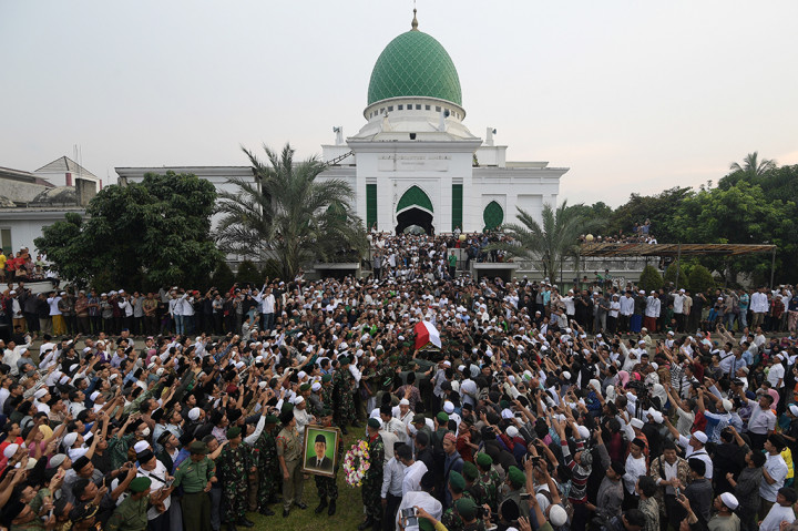 Prajurit TNI menggotong peti jenazah KH Hasyim Muzadi untuk dimakamkan di Kompleks Pondok Pesantren Al Hikam, Beji, Depok, Jawa Barat.