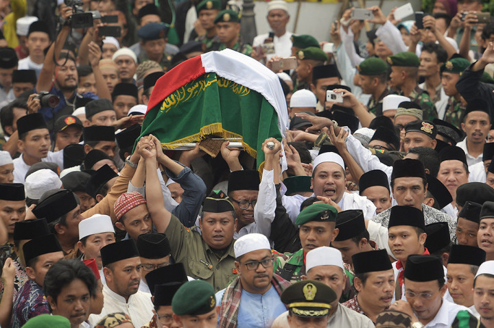 Para pelayat berebut untuk mengangkat peti jenazah KH Hasyim Muzadi.