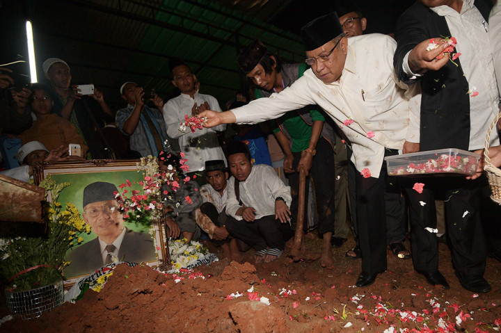 Ketua Umum PBNU Said Aqil Siradj (kanan) menabur bunga di pusara KH Hasyim Muzadi di Kompleks Pondok Pesantren Al Hikam, Beji, Depok, Jawa Barat.