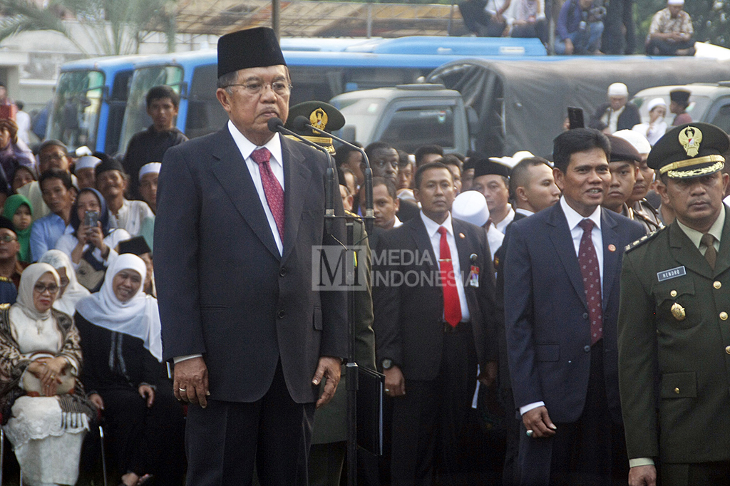 Jusuf Kalla memimpin prosesi upacara pemakaman KH Hasyim Muzadi  yang dilangsungkan secara militer. 