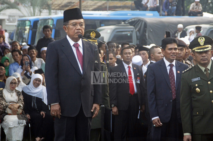 Jusuf Kalla memimpin prosesi upacara pemakaman KH Hasyim Muzadi  yang dilangsungkan secara militer. 