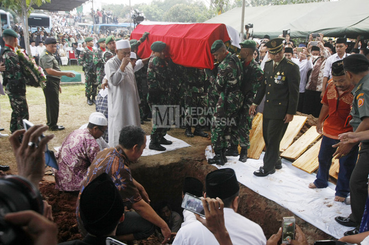 Jenazah KH Hasyim Muzadi diturunkan ke liang lahat diiringi lantunan tahlil.