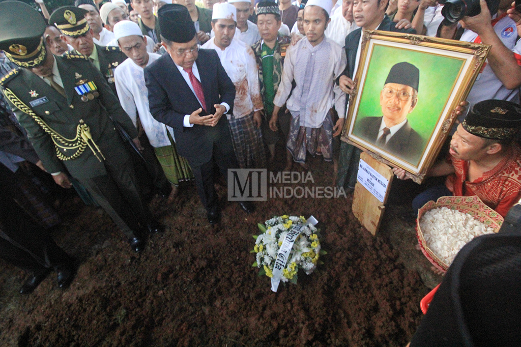 Jusuf Kalla berdoa di makam KH Hasyim Muzadi.