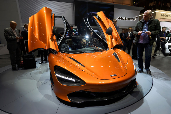 McLaren 720S yang sexy dengan bukaan pintu model gunting. Inovasi utama adalah rangka full serat karbon MonoCage II yang membuat bobot hypercar ini sangat ringan sehingga mesin twin turbo V8 4.0 lt mampu melejitkannya lebih cepat. AFP PHOTO / Fabrice COFFRINI