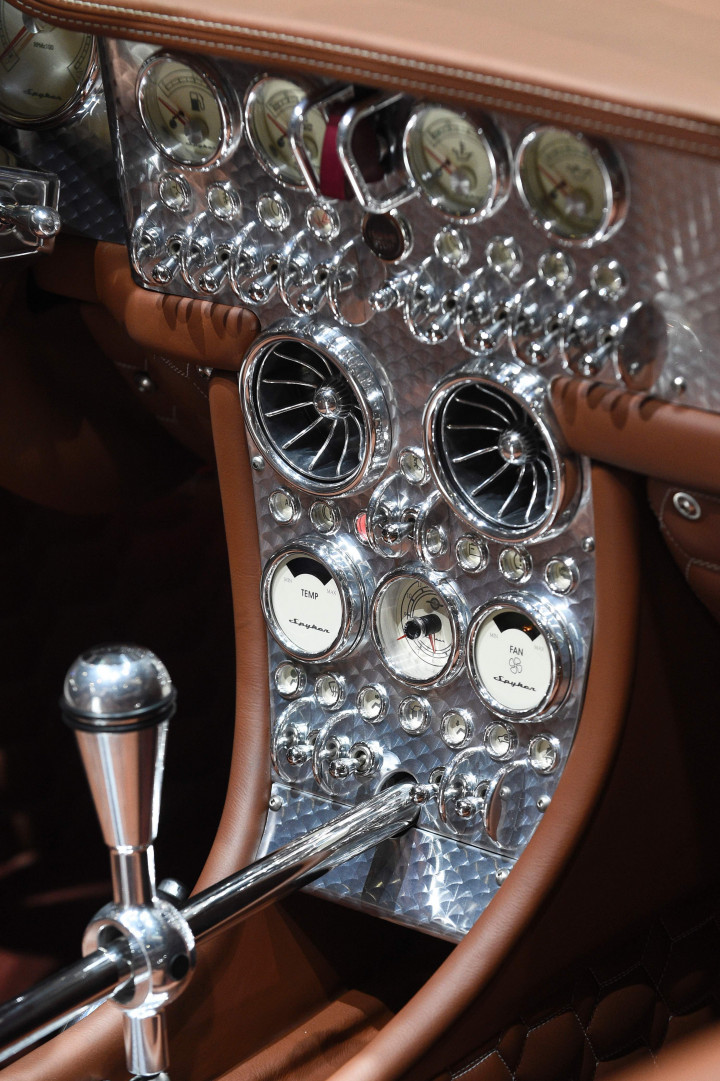 Interior Spyker C8 Predator bergaya klasik nan mewah. Spyker sebelumnya dikenal sebagai produsen pesawat jet tempur. AFP PHOTO / ALAIN GROSCLAUDE