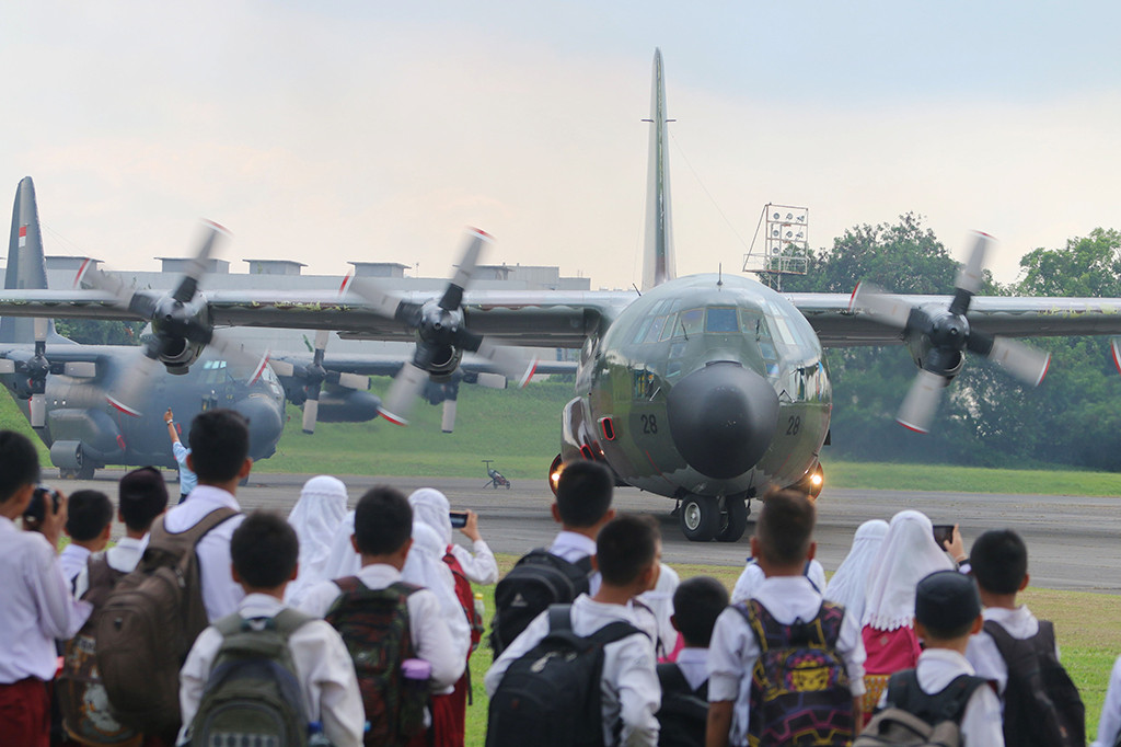Puluhan murid sekolah dasar antusias melihat pesawat Hercules A-1328 yang dipamerkan di Lanud Soewondo, Medan, Sumatera Utara.