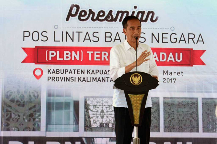 Presiden Joko Widodo menyampaikan sambutan saat peresmian Pos Lintas Batas Negara (PLBN) Terpadu Badau di Kabupaten Kapuas Hulu, Kalimantan Barat, Kamis (16/3/2017).