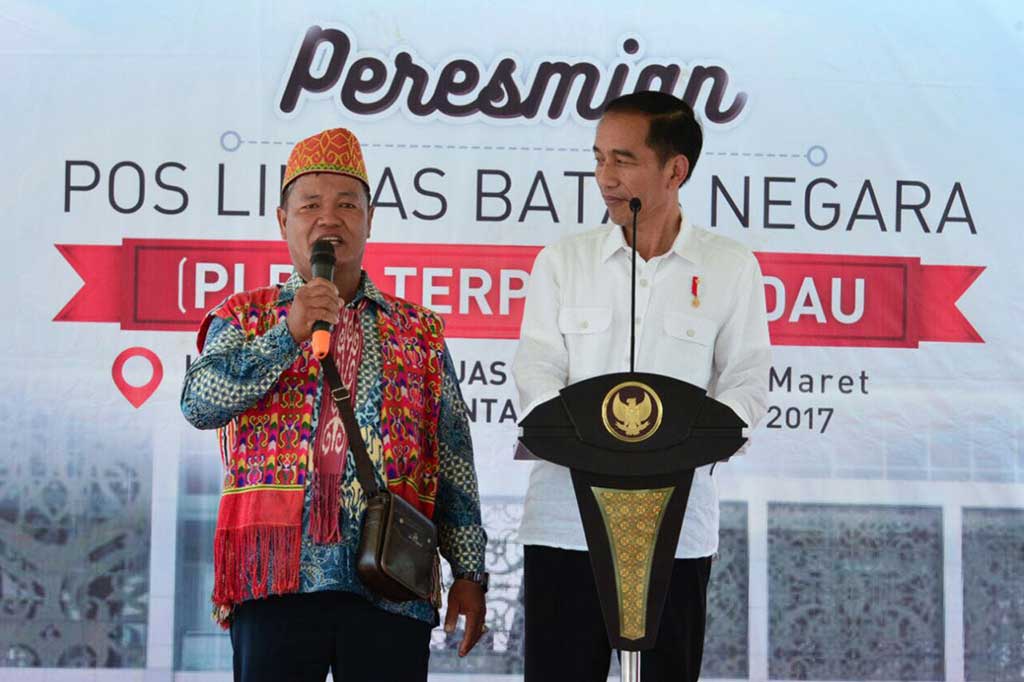 Presiden berbincang dengan warga setempat saat peresmian PLBN Terpadu Badau.
