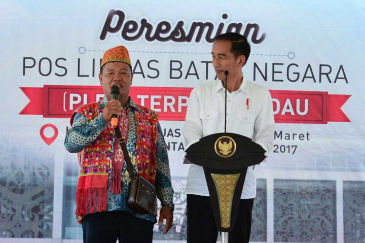 Presiden berbincang dengan warga setempat saat peresmian PLBN Terpadu Badau.