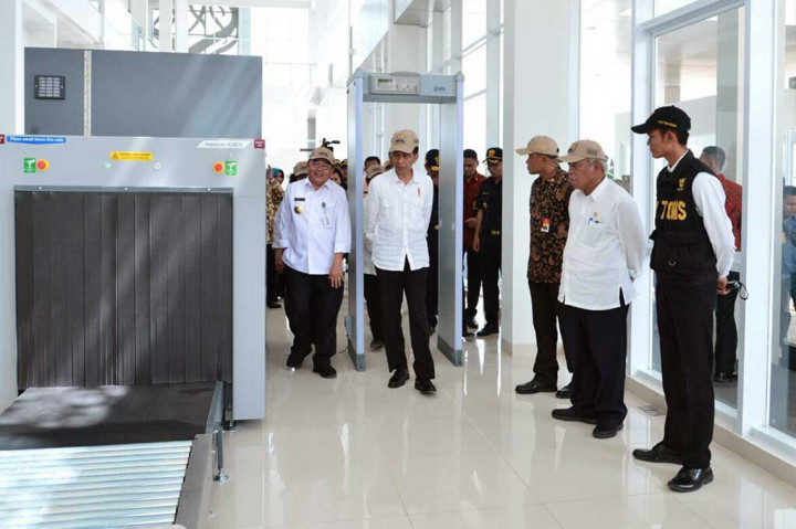 Presiden didampingi Menteri Pekerjaan Umum dan Perumahan Rakyat (PUPR) Basuki Hadimuljono (dua kanan) dan Gubernur Kalbar Cornelis (kiri) meninjau PLBN Terpadu Badau.