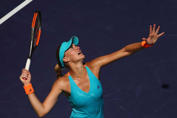 Petenis Prancis Kristina Mladenovic bersiap melakukan servis ke arah Caroline Wozniacki pada perempat final Indian Wells Masters, Jumat (17/3/2017) WIB.